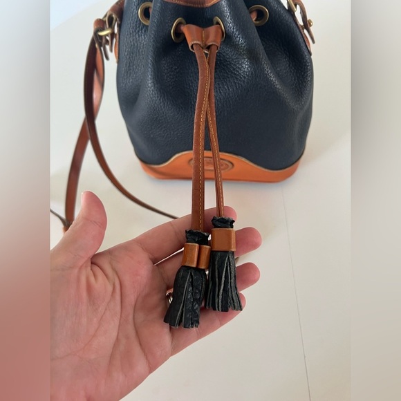 Vintage Dooney & Bourke Navy Blue & Tan Pebbled Leather Drawstring Bucket Bag - Picture 2 of 16